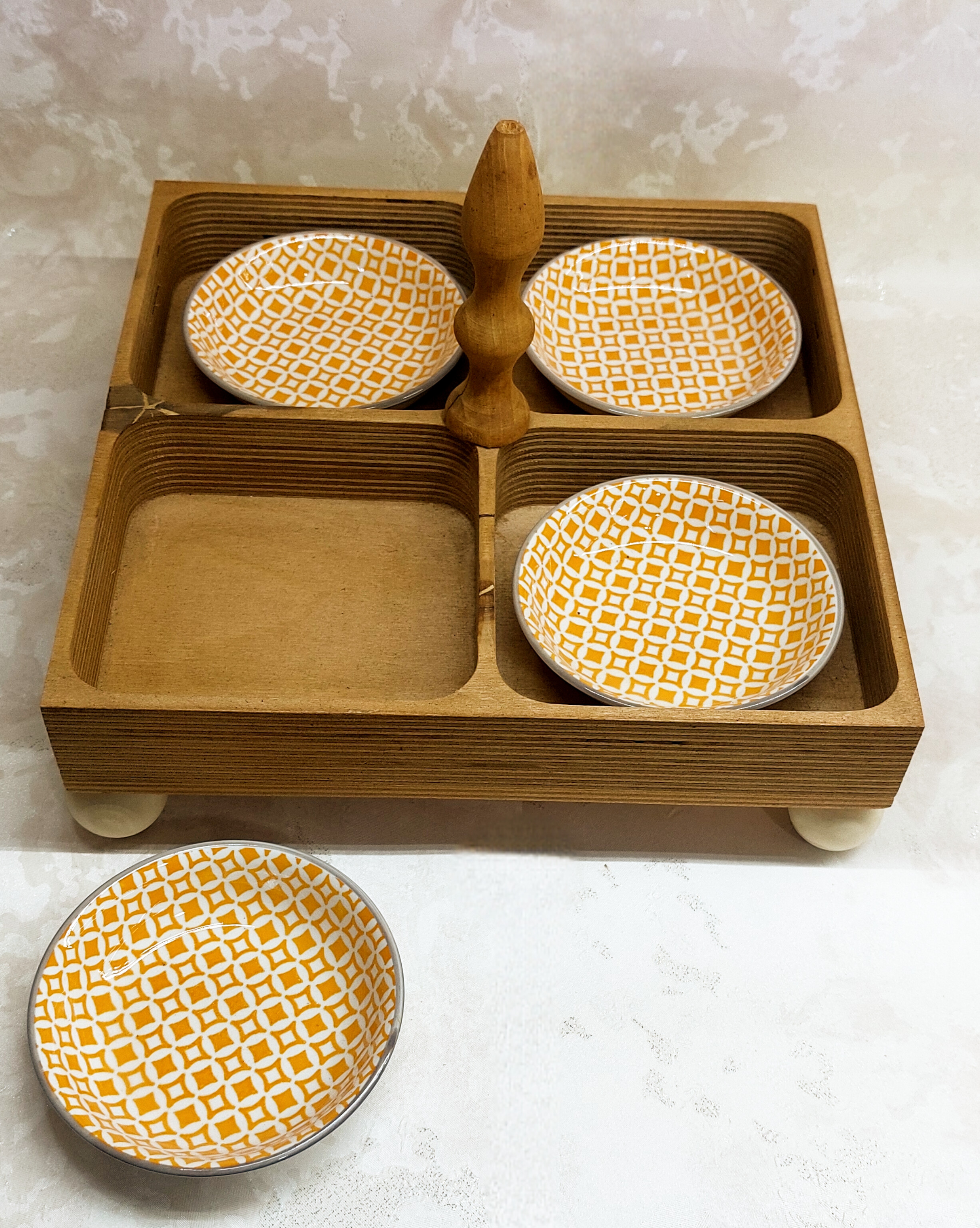 اردخوری چهارخانه پایه دار چوبی همراه با خرما خوری